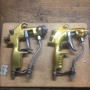 Spray guns pressure feed